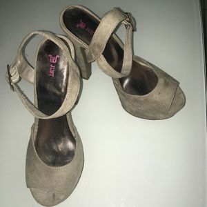 JustFab Kirsten Taupe Platform 6in Heels Size 7.5M